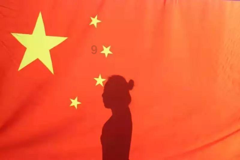 铁笼中的小鹿逃脱